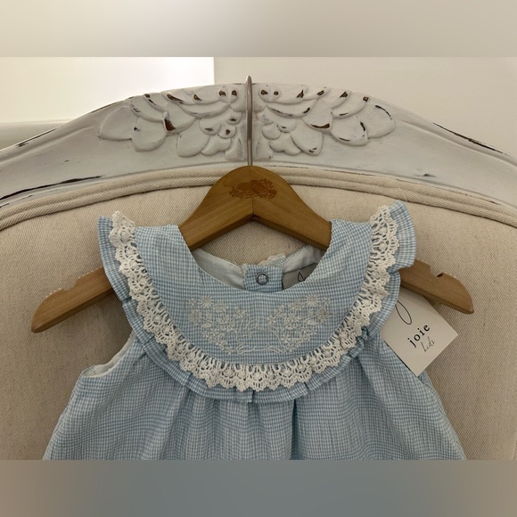 🦢 6~9 Mth Baby Seersucker Embroidered Lace Dress Ruffle Panty Hair Bow Set NWT - Picture 3 of 10